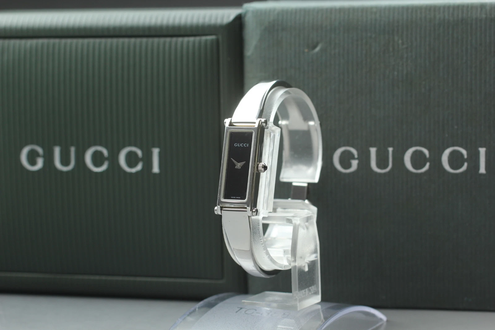 [Presque comme neuve avec boîte papier] Montre femme Gucci 1500L cadran noir argenté 12 mm quartz