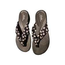 Clarks Arla Glison Cloudsteppers thong sandals in black with a white daisy print