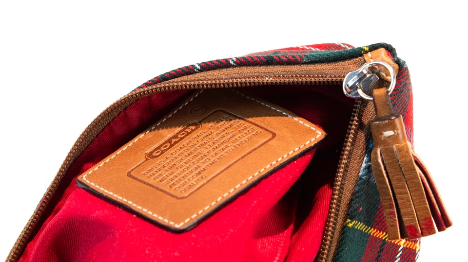 Bolso sin asas Coach a cuadros con cremallera superior Foto 3 de 3
