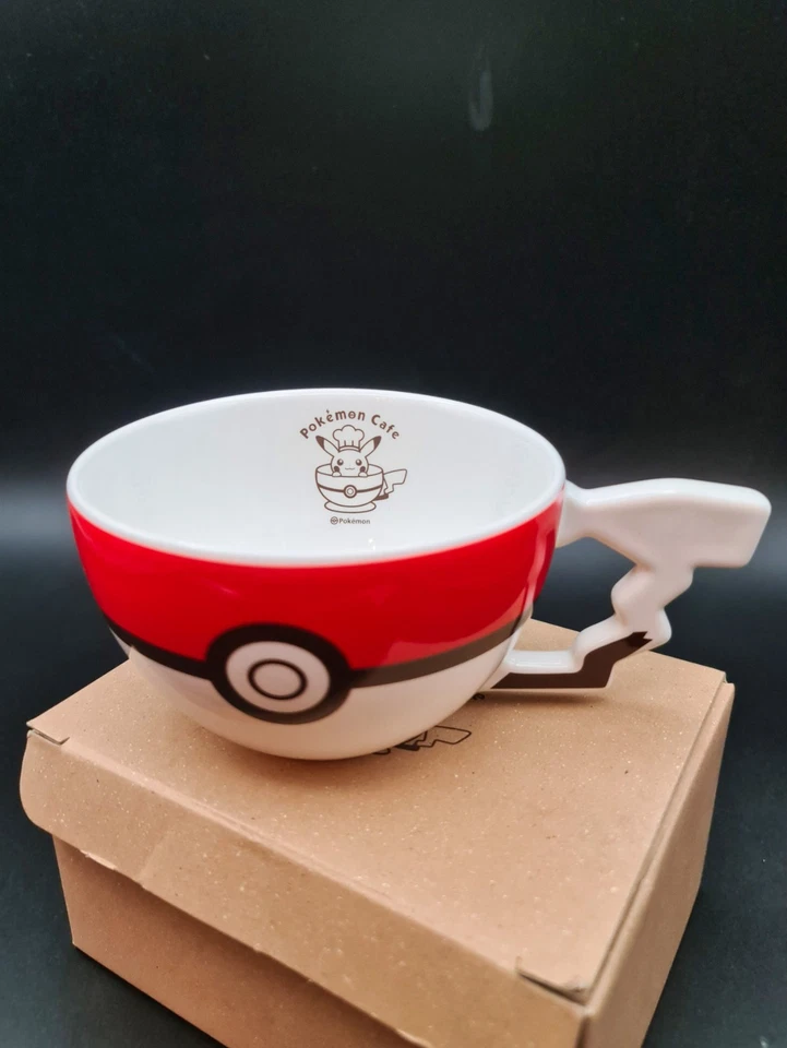 ☕⚡ Pokémon Café Japan – Tasse Poké Ball à Anse Pikachu – Édition Limitée Neuf - Photo 2/3
