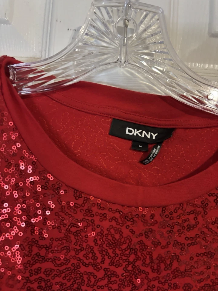 Top de mujer DKNY rojo lentejuelas manga corta mediano pre. Lavable a máquina propio. Foto 3 de 4