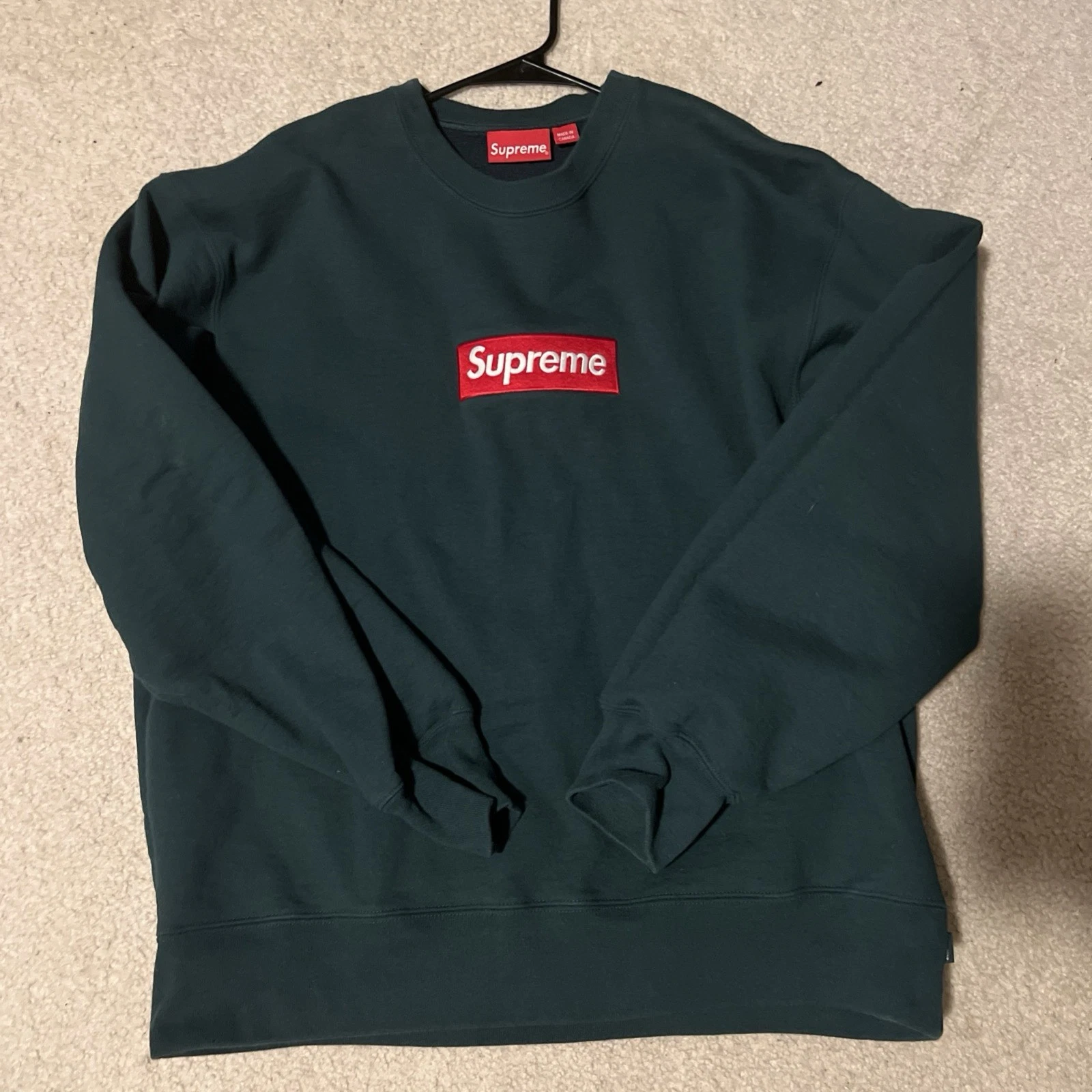 Logo Supreme Box col rond (FW22) pin foncé grand