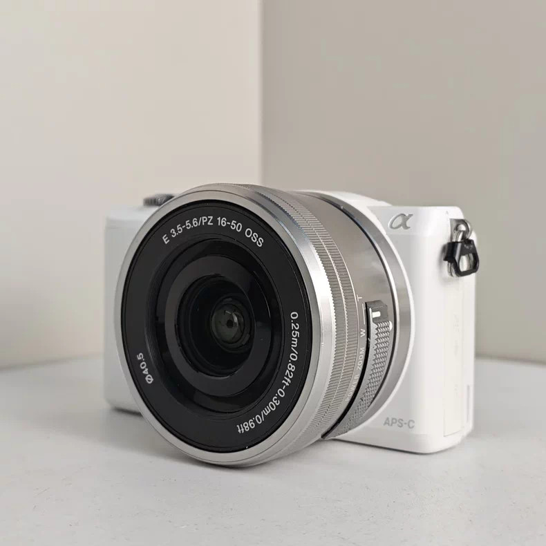 Sony Alpha a5000 ILCE5000L Mirrorless Digital Camera with Sony 16