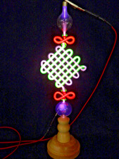 Geissler Tube Drewniana podstawa Siatka Kwadratowe szkło uranowe + kolorowe szkło czerwone Lutz Neumann