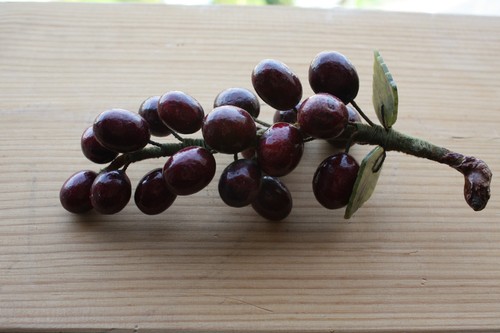 Sculture frutta pietra lucida pietra rossa grappolo uva con foglie di giadeite - Foto 5 di 12