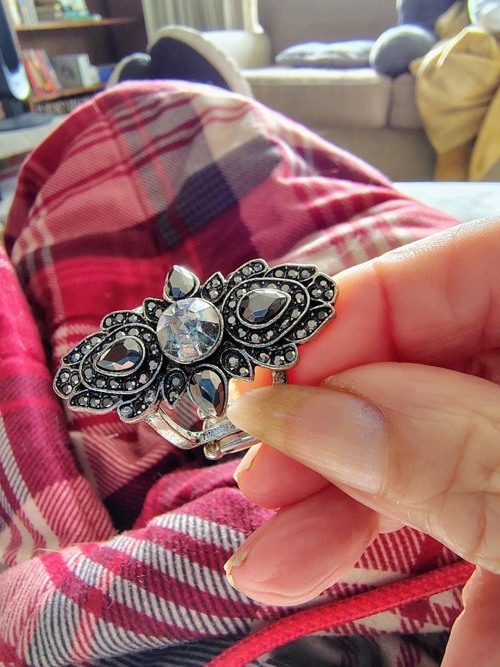 Anillo elástico de marcaita estilo vintage llamativo tono plata cristal cóctel joyería Foto 3 de 4