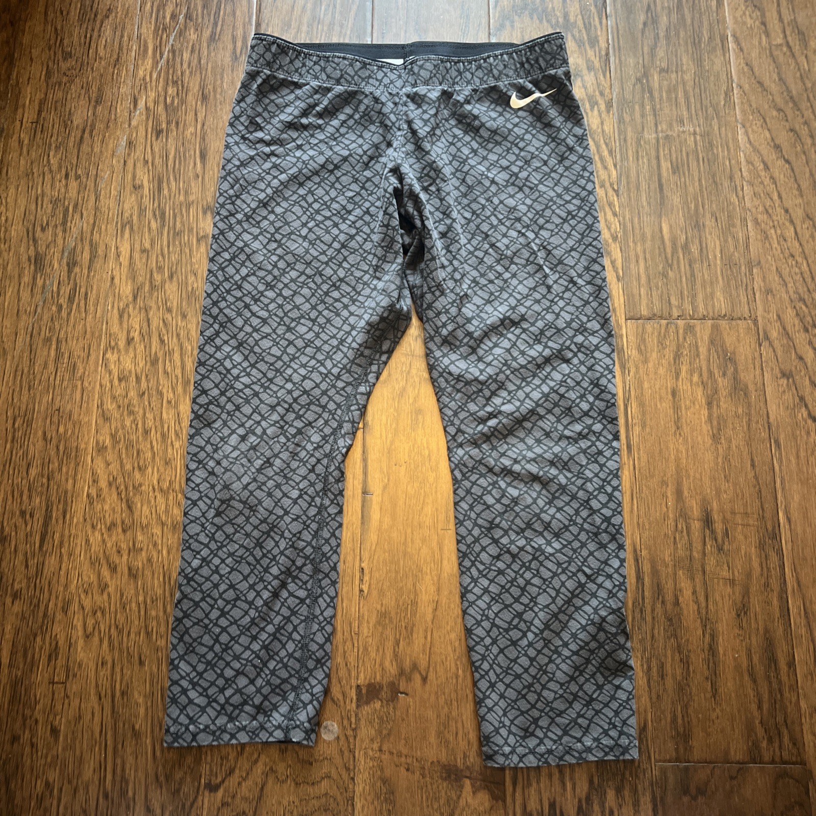 Nike Medium Cropped Leggings with Elastic Waistband for Comfort