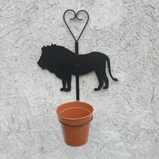 1x Drewniane figurki lwa (8" x 5") Donica na rośliny 4" Uchwyt pierścieniowy Uchwyt ścienny w kolorze czarnym.