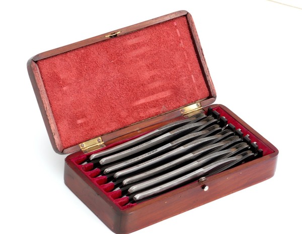 ANTIQUE STRAIGHT RAZOR STORAGE BOX CARRYING CASE CADDY WITH 7 RAZORS, A  WEEk