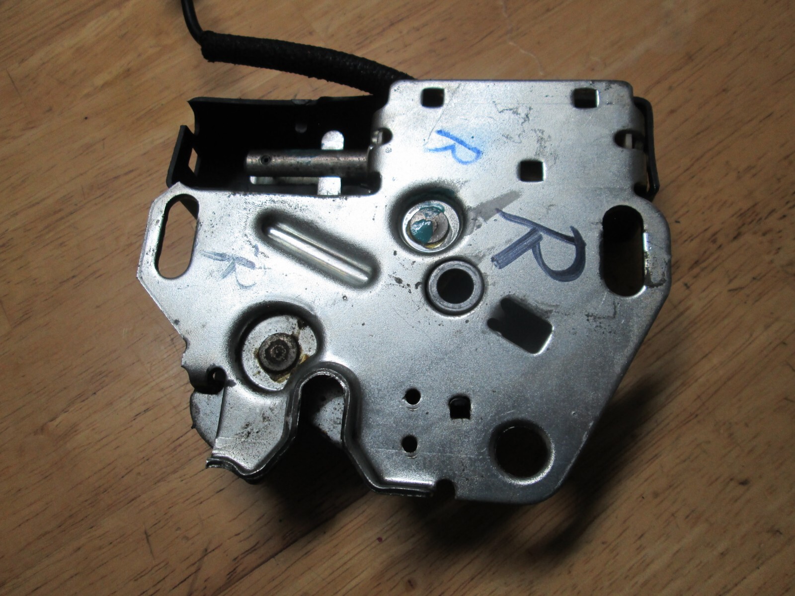 1989 CHRYSLER MASERATI TC PASSENGER SIDE POWER TONNEAU LATCH OEM