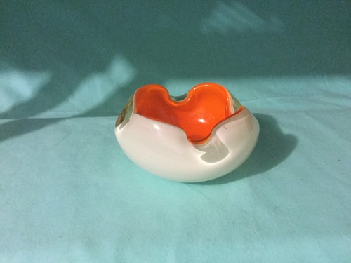 Cenicero remolino de vidrio artístico estilo Murano naranja y blanco - Imagen 6 de 6