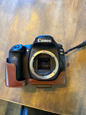 Canon EOS 80D Digital SLR Camera Body Black Wi-Fi Autofocus w/ Brown Case