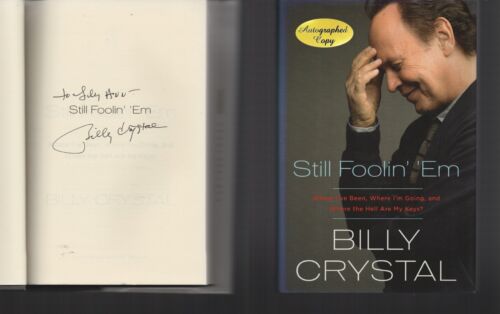 Still Foolin' 'Em / SIGNED / Billy Crystal / 1ST Edition / Hardcover 2013 - Afbeelding 1 van 4