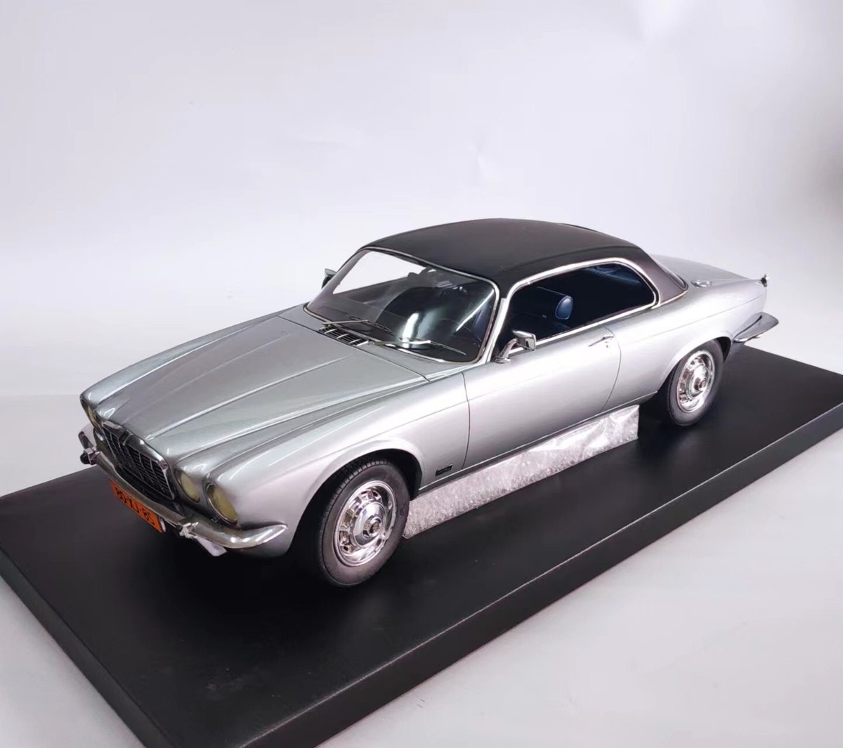 NEO 1/18 Scale Resin Model DAIMLER DOUBLE SIX COUPE 1979 silver | eBay