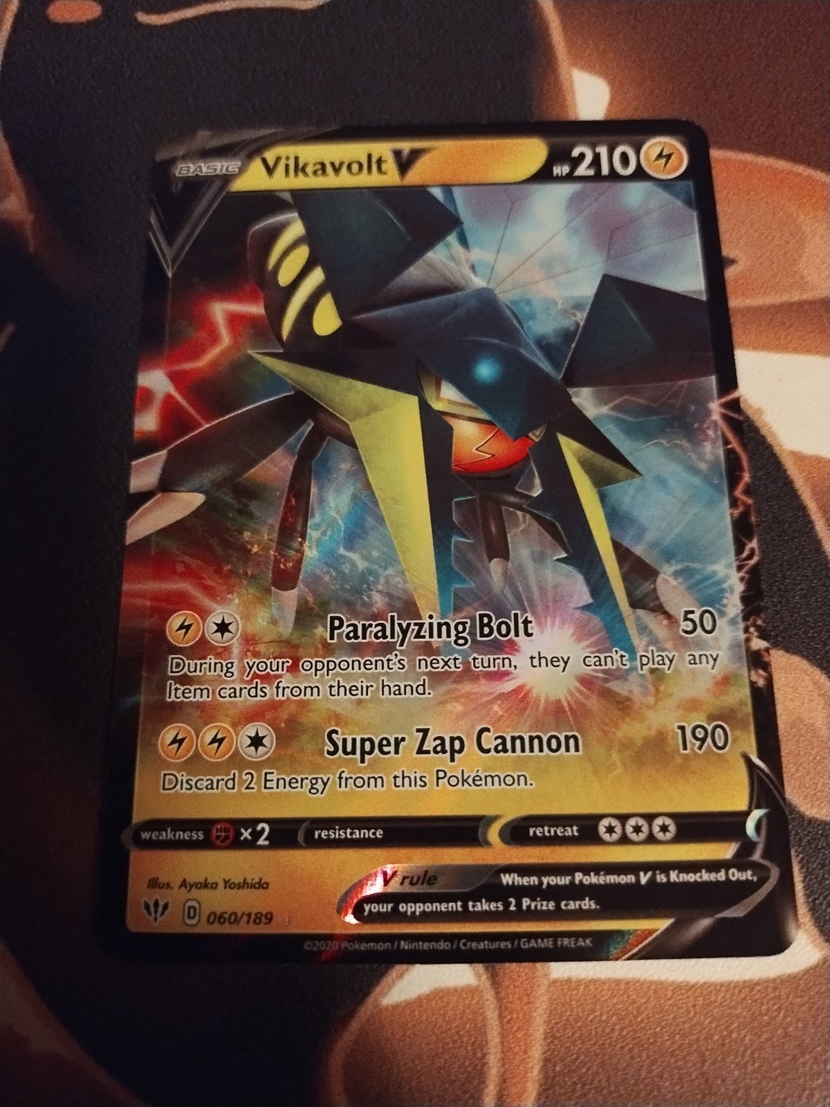 Vikavolt V 060/189 Swsh03: Darkness Ablaze Holo-NM