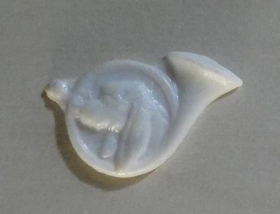 Fèves ancienne Plastique Cor de chasse avec chien - Photo 1/2