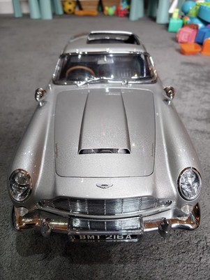 1:8 EAGLEMOSS James Bond 007- Goldfinger ASTON MARTIN DB5  MODEL CAR