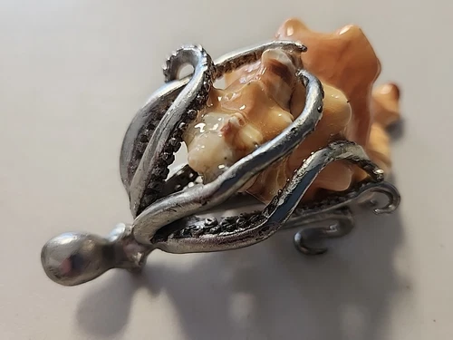 Octopus Attached To Beautiful Shell Figurine - Picture 5 of 6
