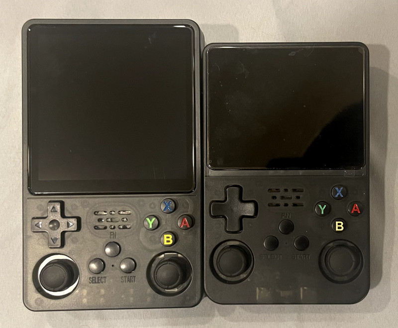 Retro Handheld Gaming Console - 4" Display (+10 Simulators)