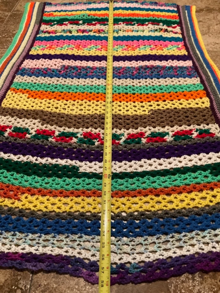MANTA DE REGAZO DE GANCHILLO ABUELA HECHA A MANO (38” X 58”) MULTICOLOR Foto 3 de 3