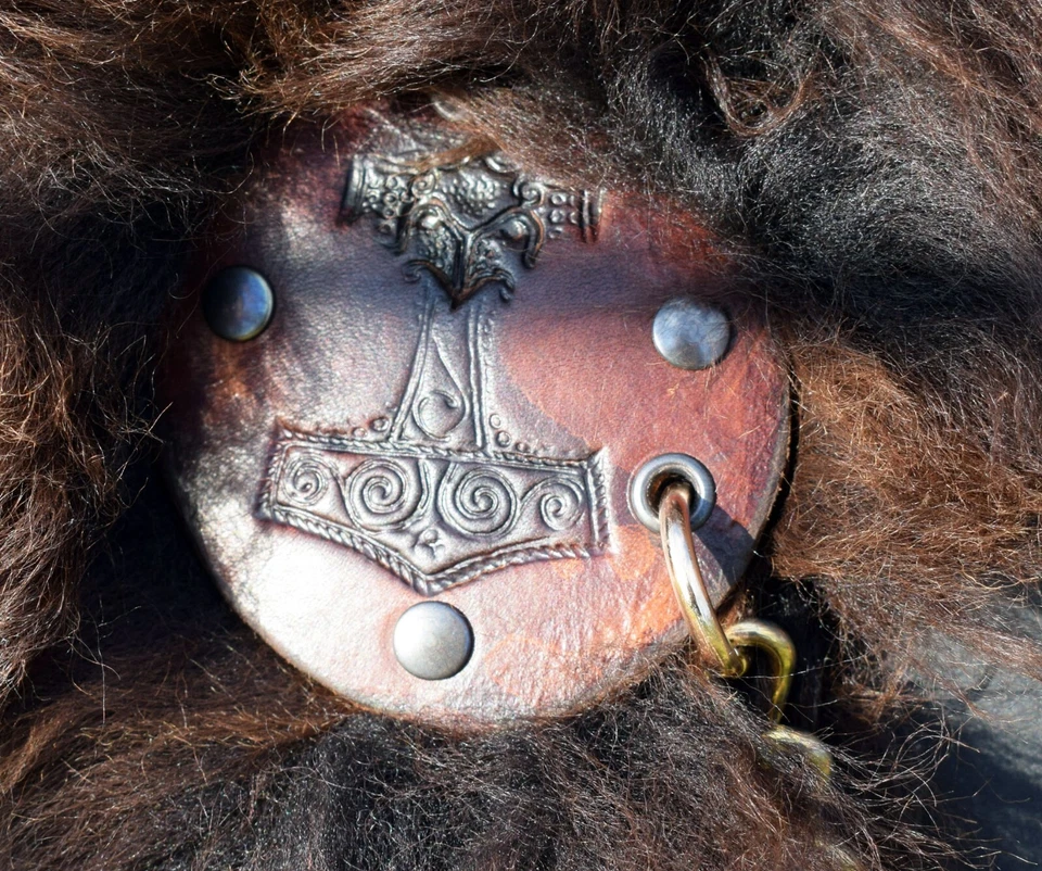 Wikinger Fellumhang in schwarz weiß mit Thorhammer Broschen. Iceland Fell, Larp. - Bild 2 von 2