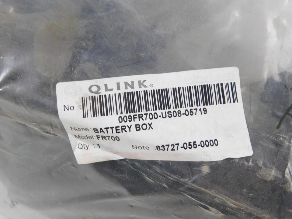 Пластиковый держатель коробки аккумулятора Qlink Front Runner 700 FR700 83727-055-000 - Изображение 2 из 4
