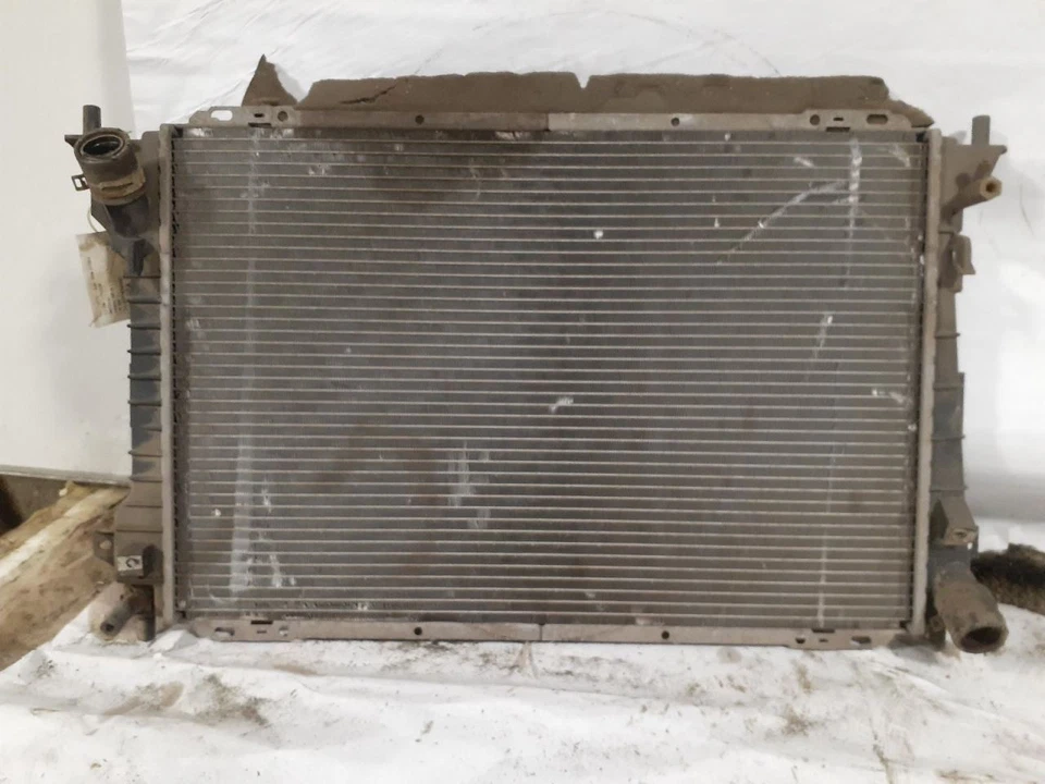 Radiador compatible con 98-02 Crown Victoria 616071 Foto 2 de 3