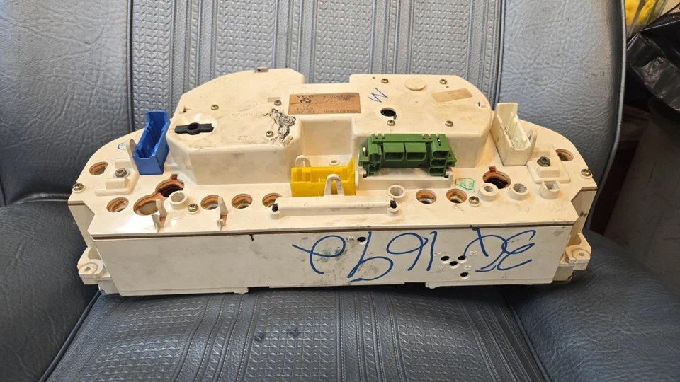 BMW E30 318i 325e gauge cluster 1983 redline 6,250 OEM - Image 3 of 4