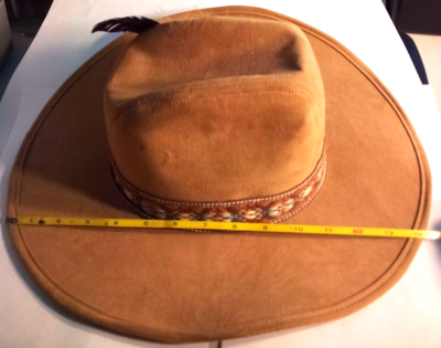 Chapeau Western Beige/Marron Avec Bande Tressée Et Plumes – Occasion, État Neuf