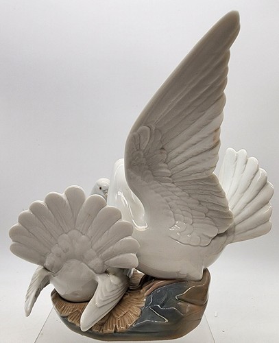 Statuina nido d'amore in porcellana Lladro 6291 con 2 uccellini colomba - Foto 3 di 7