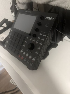 akai professional mpc one Standalone with table. Top stand