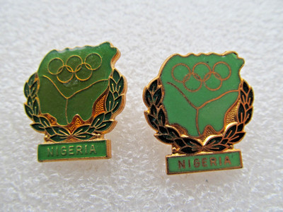 2 x alte Abzeichen - Olympia Nigeria - Fußball Nadel ca. 2,4 cm