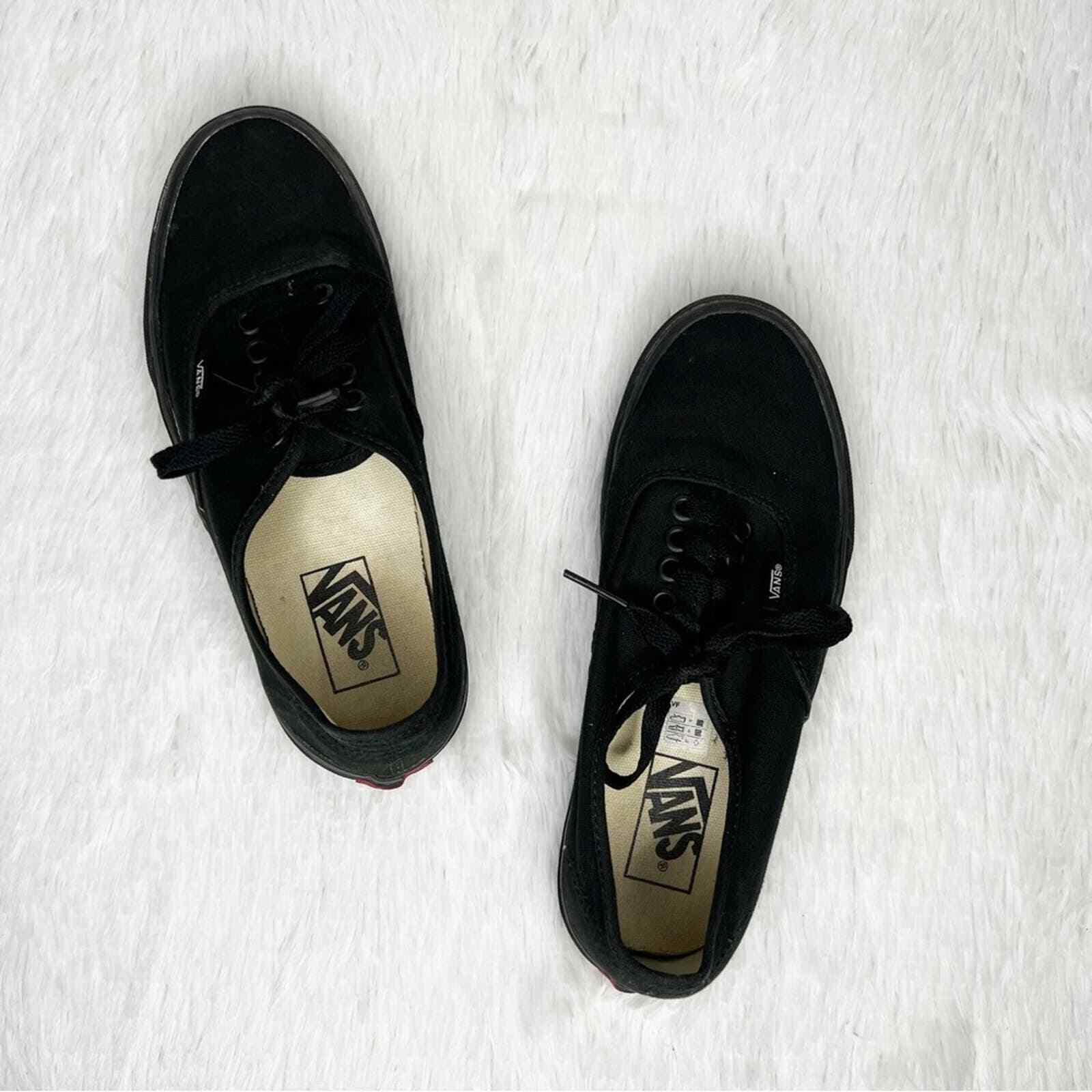 Vans W8 M6.5 black classic low top lace up casual canvas sneakers
