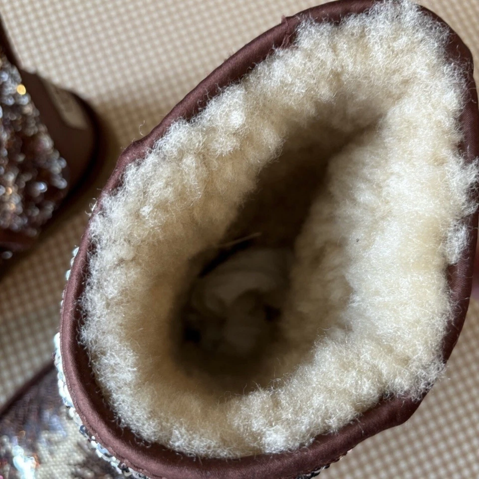 Botas de Invierno UGG BOOTS Lentejuelas Metálicas Doradas Talla 7 Mujer Usadas.DEFECTUOSAS*TAL CUAL Foto 4 de 4