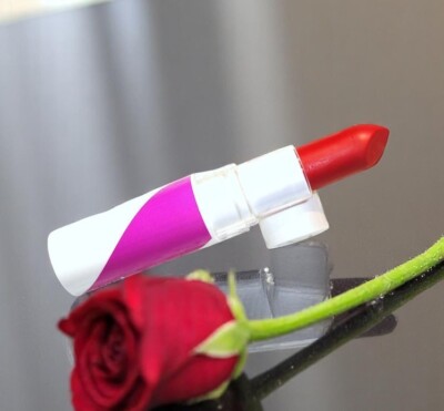 Avon COLORTREND KISS N GO Lippenstift matt Farbe Marvellous Wine Gold Mund Rot
