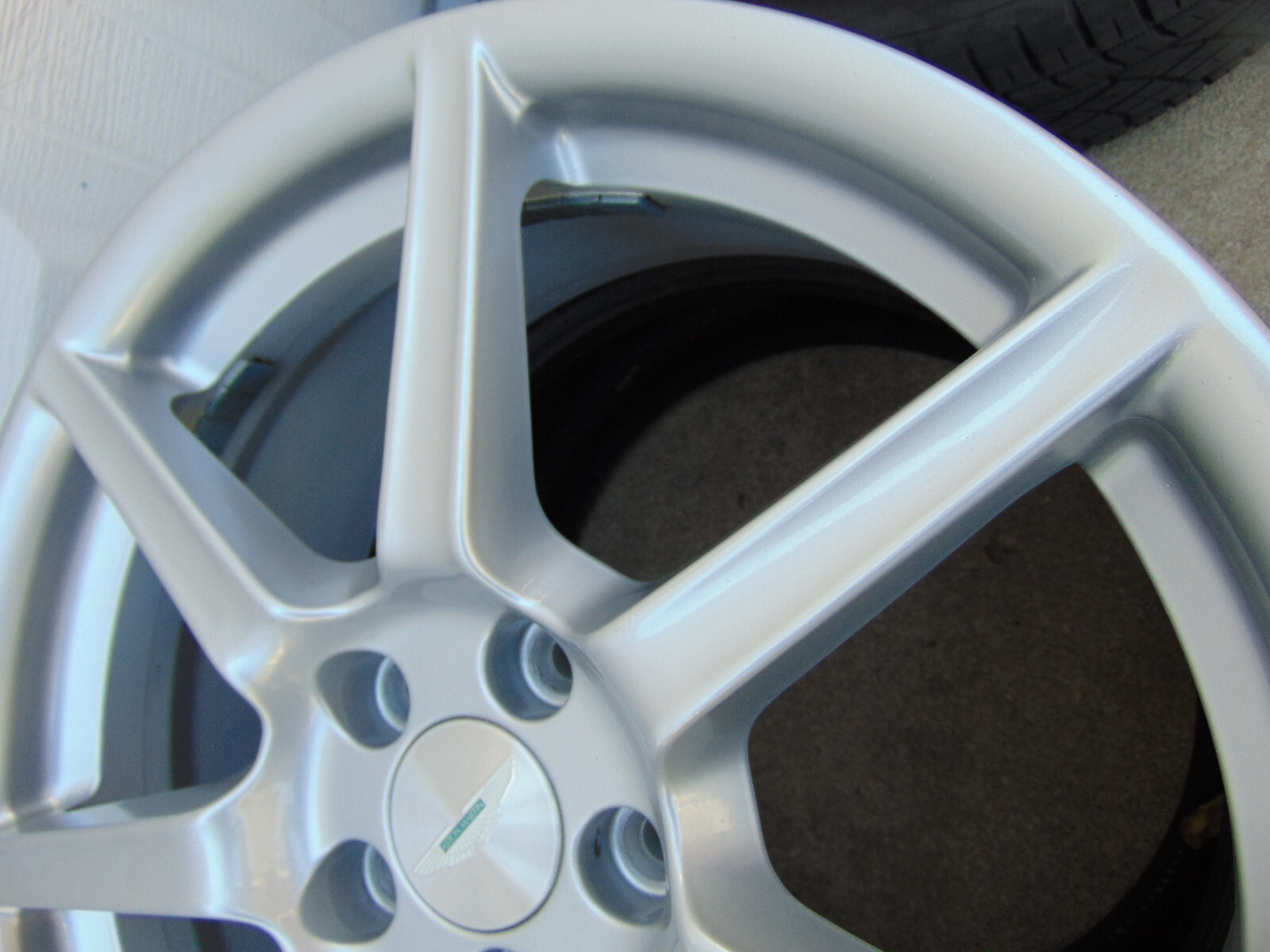 1 USED Silver OEM Aston Martin Vantage 19X8.5 Rim & TPMS 6G33-1007 FREE SHIPPING