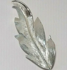 VINTAGE Signed NAPIER Silver Tone LEAF PIN Classic TEXTURED Furled Edge