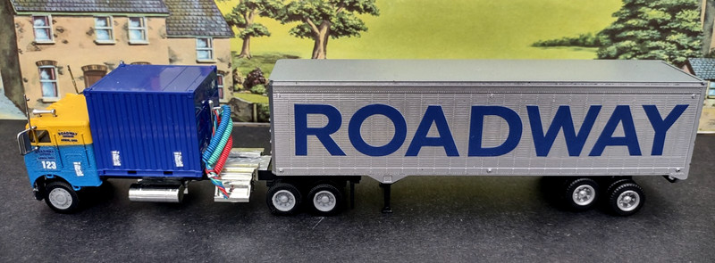 Roadway Custom Athearn Freightliner   With Dromedary Truck HO