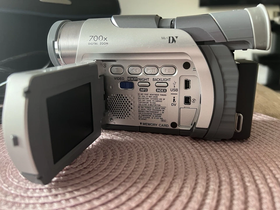 JVC GR-D70E Camcorder Mini DV Digital Video Camera 16x Zoom Kamera + BDA+ FB - Bild 4 von 4