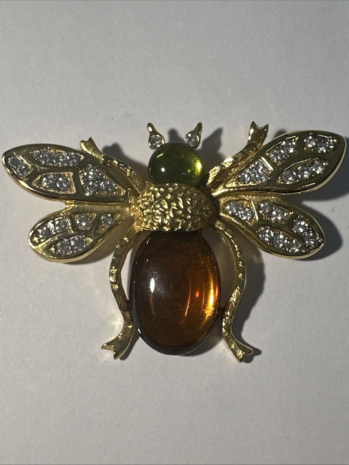 Broche abeille/ Bourdon ? Dorée Tête Pierre Verte, Abdomen Ambrée, Ailes Strass