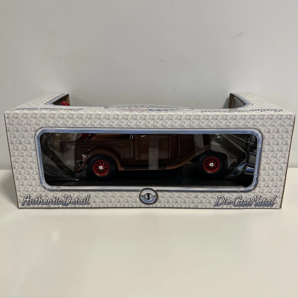 Road Legends- Classics Collection- 1934 Ford Pickup Tow Truck, 1:18 Brown - Image 3 of 4