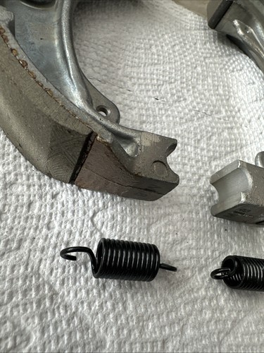 Honda REAR Brake Shoes and Springs #06430-HM8-003 - Foto 4 di 5