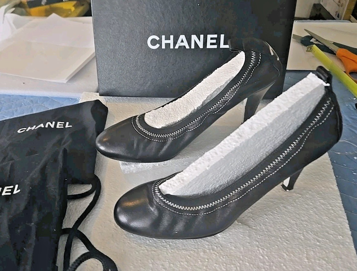 Authentic Chanel Leather Escarpin Cap Toe Pumps CC Logo Size 37.5 Black White