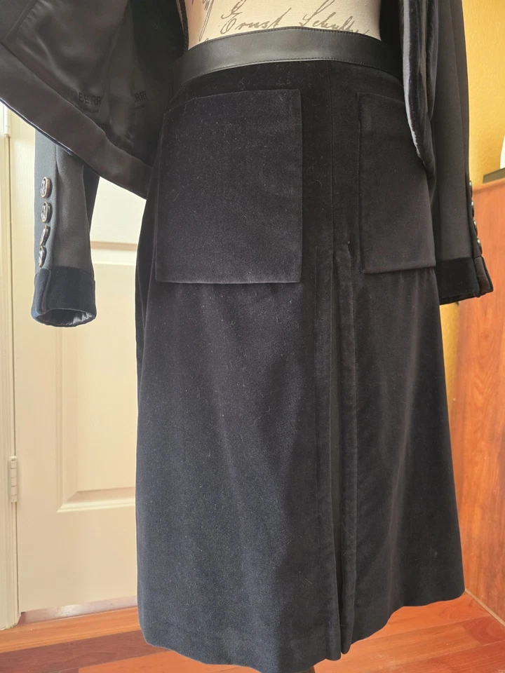 Conjunto de blazer y falda negra Burberry Foto 3 de 4
