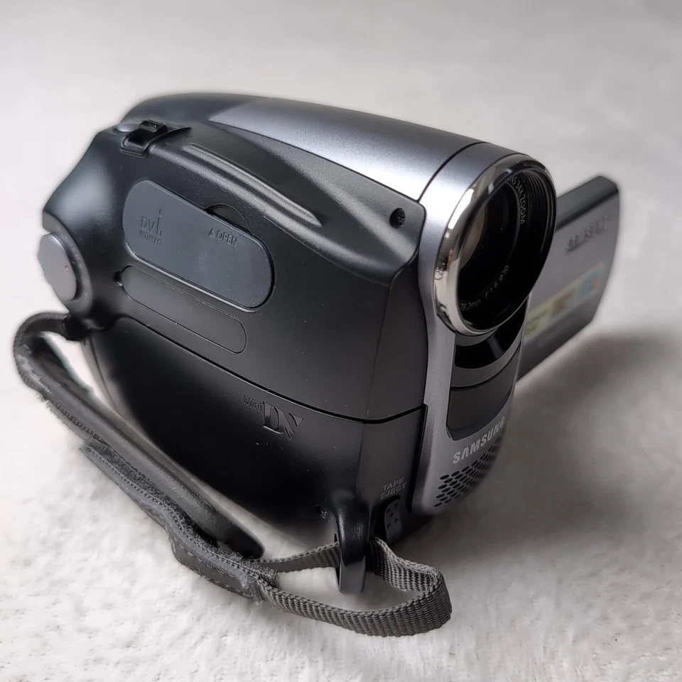 Samsung VP-D371 Handheld MiniDV Cassette Camcorder Silver ***UnTested*** - Image 2 of 4