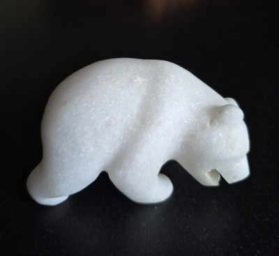 Handgeschnitzter Grizzlybär Ornament aus weißem Marmor 10 cm x 5 cm