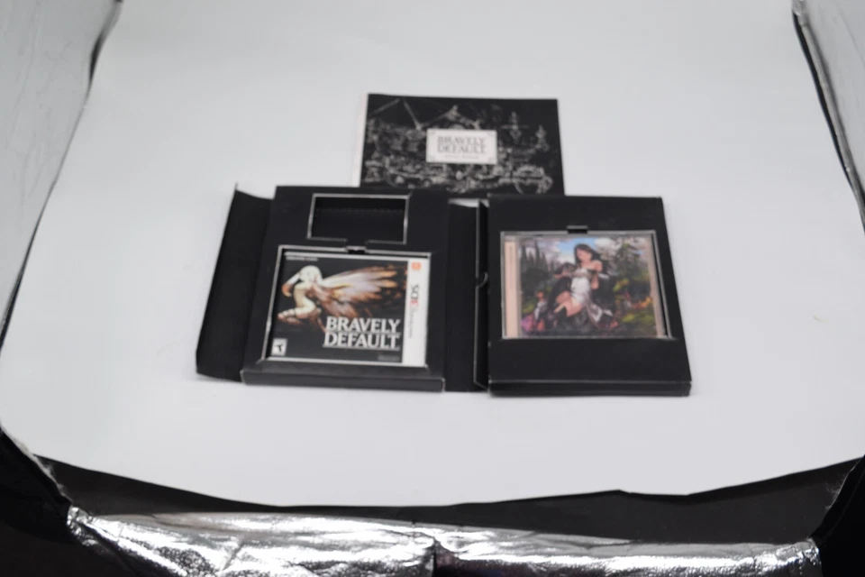 Bravely Default Collector's Edition - Nintendo 3DS FALTAN CARTAS AR Foto 2 de 2