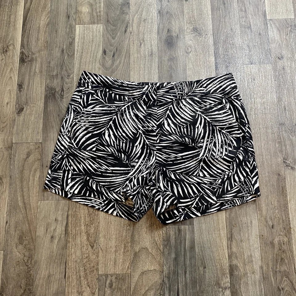Shorts Saint Tropez West tamanho 6 estampa de folhas mistura de linho - Imagem 2 de 4