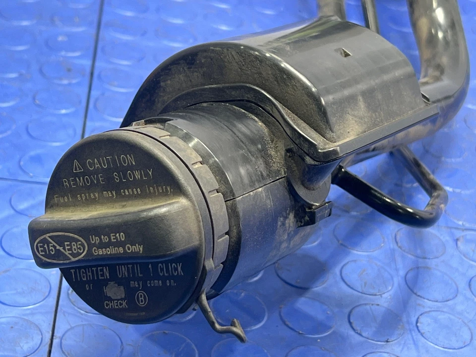 Toyota Prius V 2012-2017 montaje de cuello de llenado de combustible tubo de llenado OEM 7720147161 Foto 2 de 4