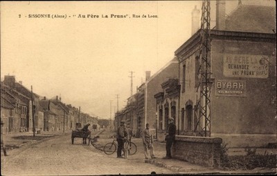 Postcard Soissons-Aisne, Au Père La Prune, Rue de Laon - 4041440